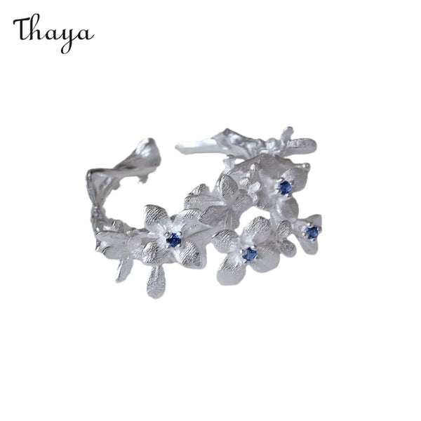 Eleganter floraler Ring mit blauem Diamanten Thaya