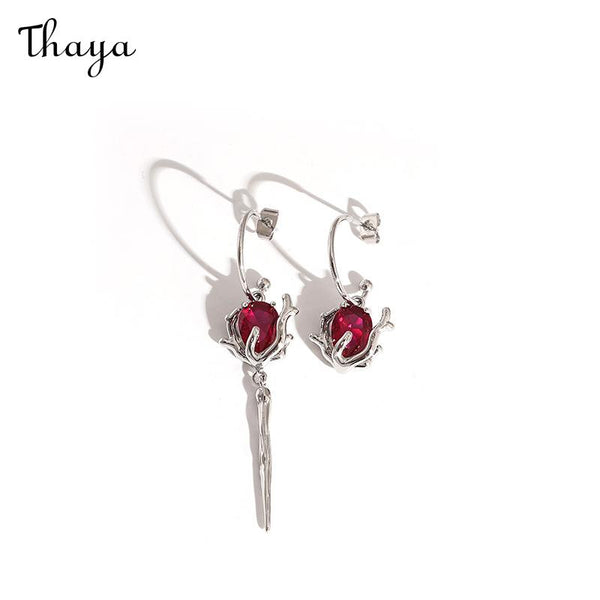 Thaya Asymmetrische rote Kristallohrringe, Armband und Halskette